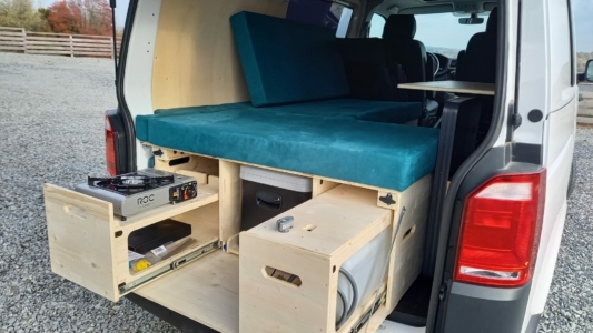 ID CAMP propose une cuisine et lit en une seule box ultra compacte.