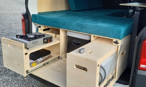 ID CAMP propose une cuisine et lit en une seule box ultra compacte.