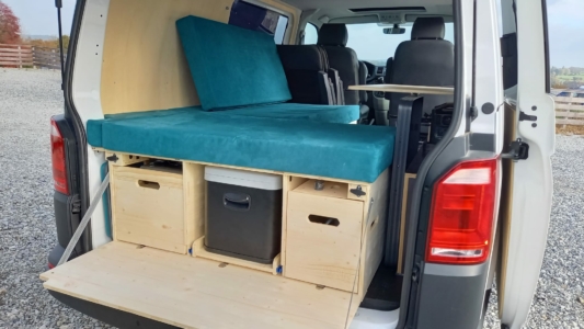 ID CAMP propose une cuisine et lit en une seule box ultra compacte.