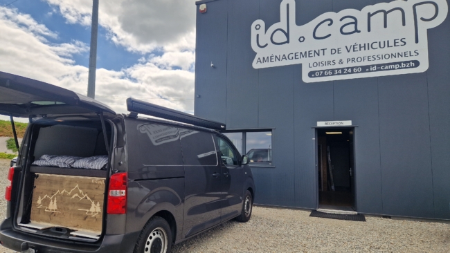 Cuisine à l'arrière du van - ID CAMP