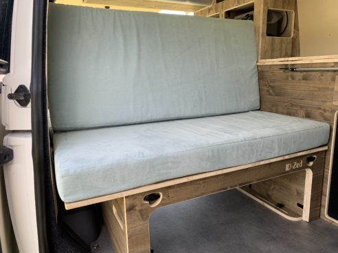 Banquette lit pour deux personnes, dans un van