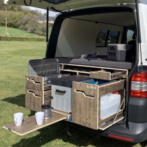 ID CAMP - Cuisine équipée et lit en une seule box compacte. Vue de la camper box ouverte.