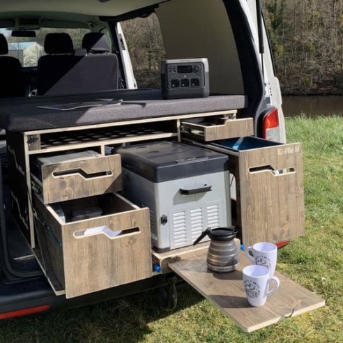 ID CAMP - Cuisine équipée et lit en une seule box compacte. Vue de la camper box. Location d'aménagement pour van.